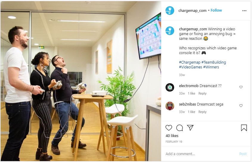 Publication Instagram montrant 3 personnes au travail jouant aux jeux vidéos