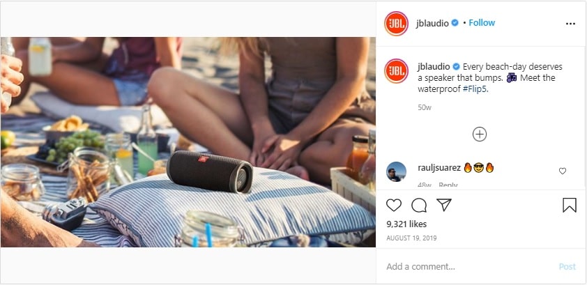 Photo Instagram d'une enceinte JBL posée sur une nappe de plage