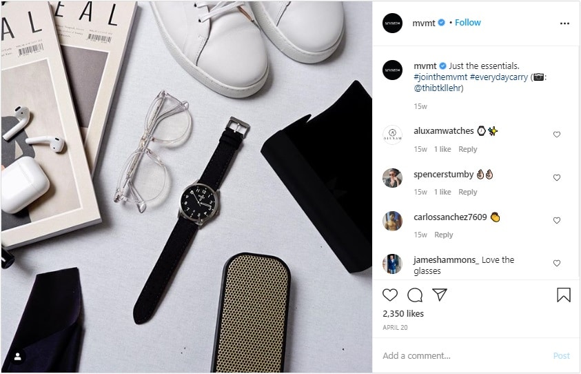 Photo Instagram de produits dispersés sur le sol. On trouve une montre, des lunettes, une paire de chaussures, des AirPods