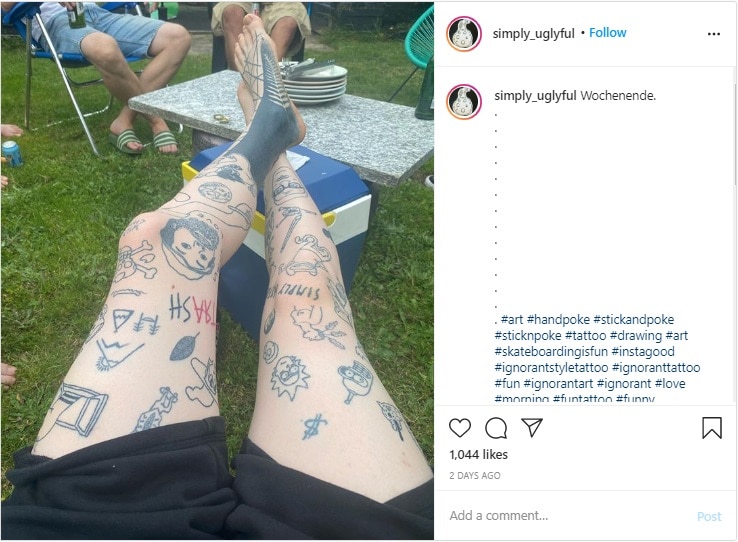 Photo Instagram d'une personne tatouée allongeant ses jambes sur une glacière