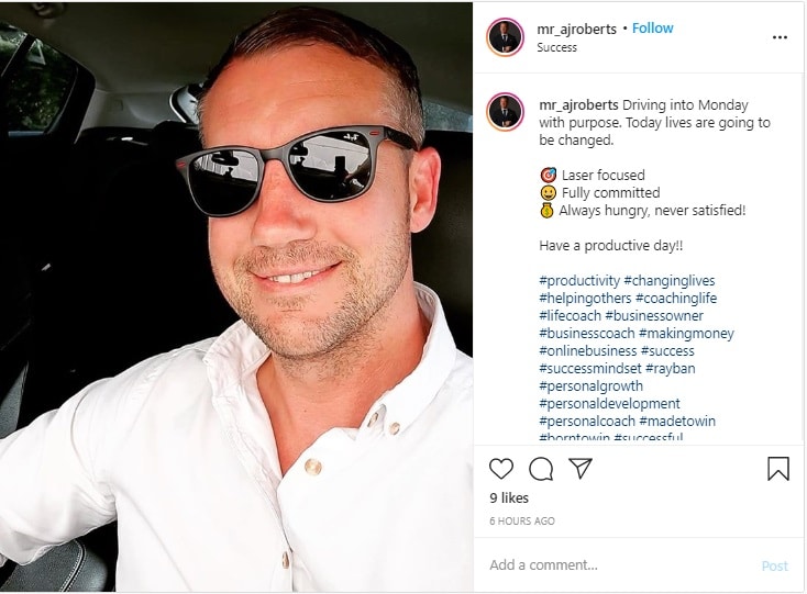 Photo Instagram d'une personne dans sa voiture portant des lunettes de soleil RayBan