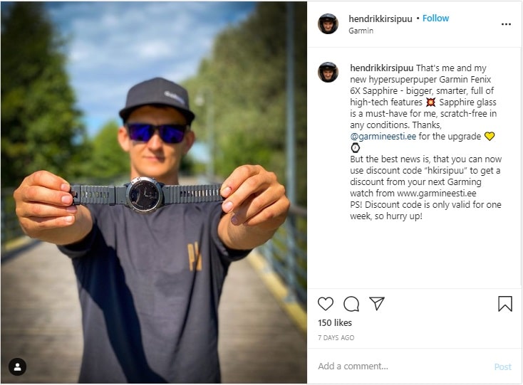 Post Instagram d'un influenceur tenant une montre Garmin dans ses mains