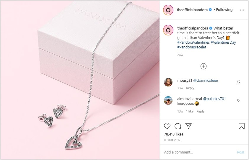 Photo d'un collier et d'une boite Pandora postée sur le compte Instagram de la marque