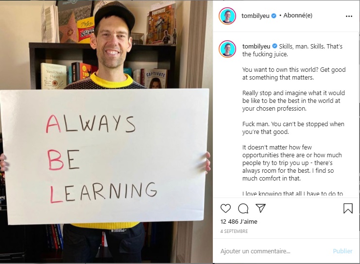 Publication Instagram de Tom Bilyeu tenant un pancarte dans ses mains