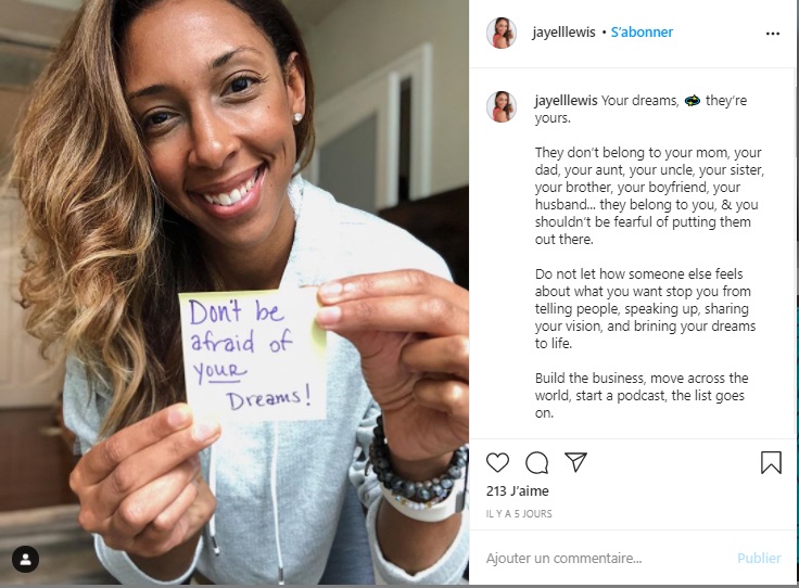 Publication Instagram montrant une femme tenant un Post It dans ses mains
